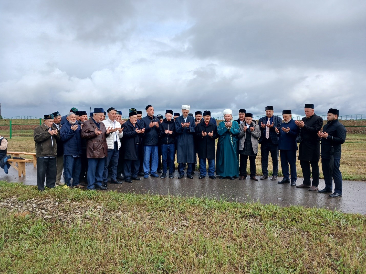 Яңа Сәрдек зиратында. / Р.Минһаҗ фотолары.