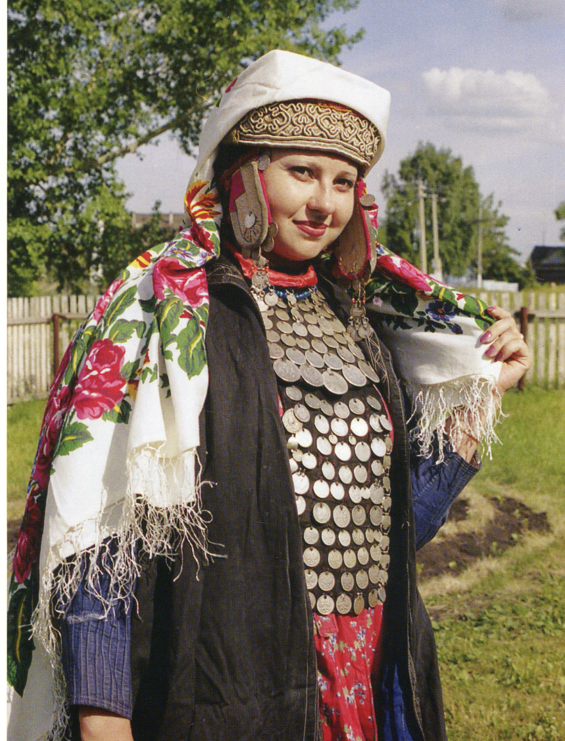 Көнчыгыш Кама аръягы керәшеннәренең традицион киемнәре. Фотосурәт Рәмзия Мөхәммәдованың «Керәшен татарлары киеме» исемле китабыннан (2005 ел) алынды.
