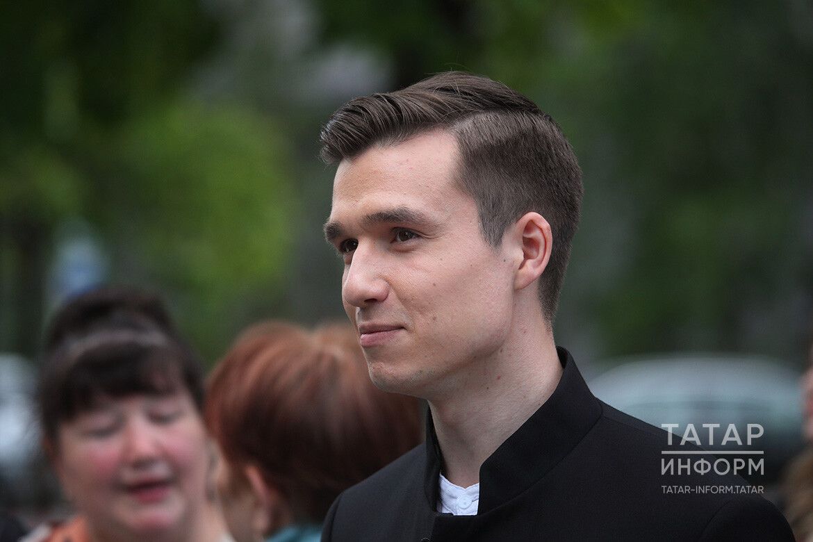 Татар дәүләт филармониясе бакчасында Рәшит Ваһапов һәйкәленә чәчәкләр салдылар