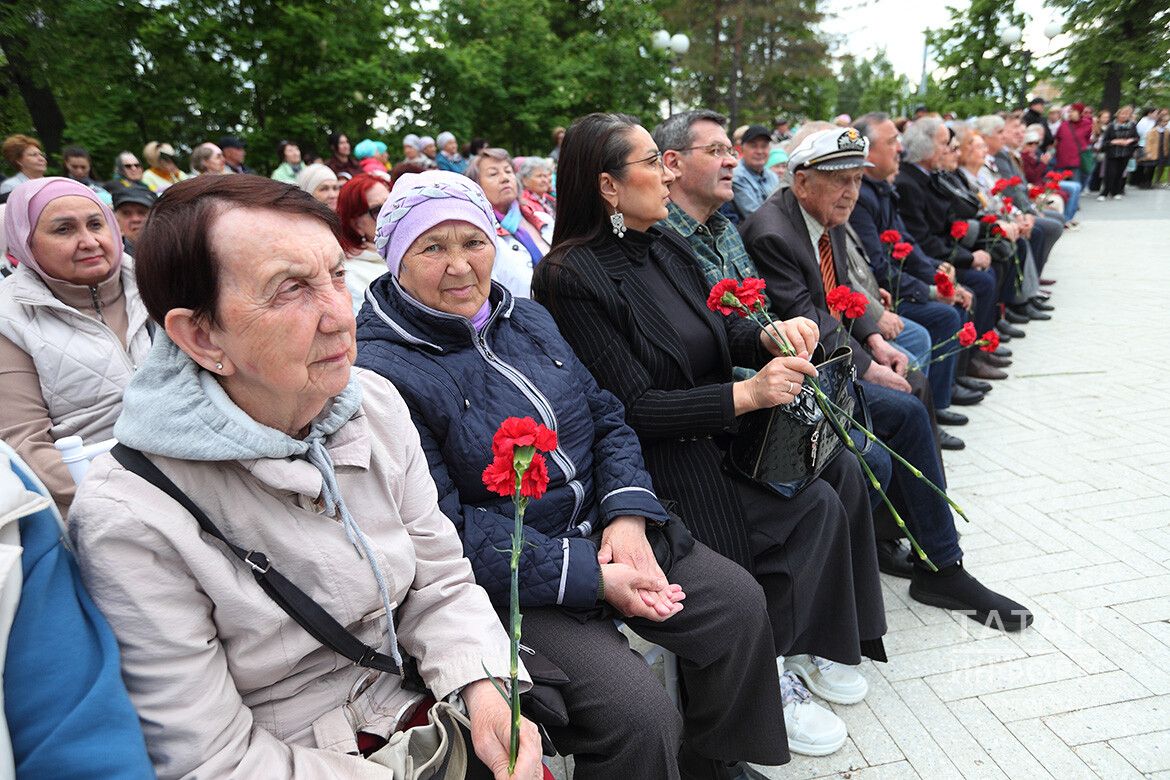 Татар дәүләт филармониясе бакчасында Рәшит Ваһапов һәйкәленә чәчәкләр салдылар