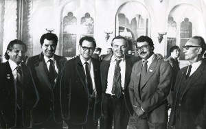 1986 елның җәендә, СССР язучыларының VIII съезды узган көннәрдә, Мәскәүдә Кремльнең  бер залында төшкән фото бу