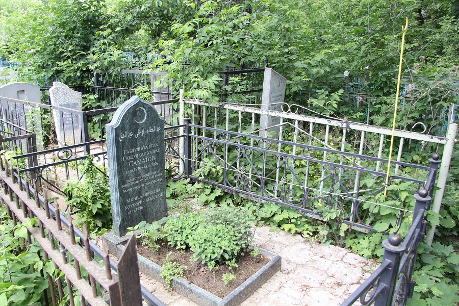 Яңа Татар бистәсендәге зиратта кайбер зыялыларыбызның кабер ташлары. Ленар Гобәйдуллин фотолары. 