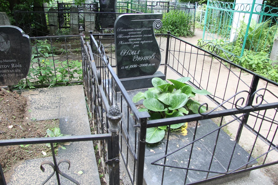 Яңа Татар бистәсендәге зиратта кайбер зыялыларыбызның кабер ташлары. Ленар Гобәйдуллин фотолары. 