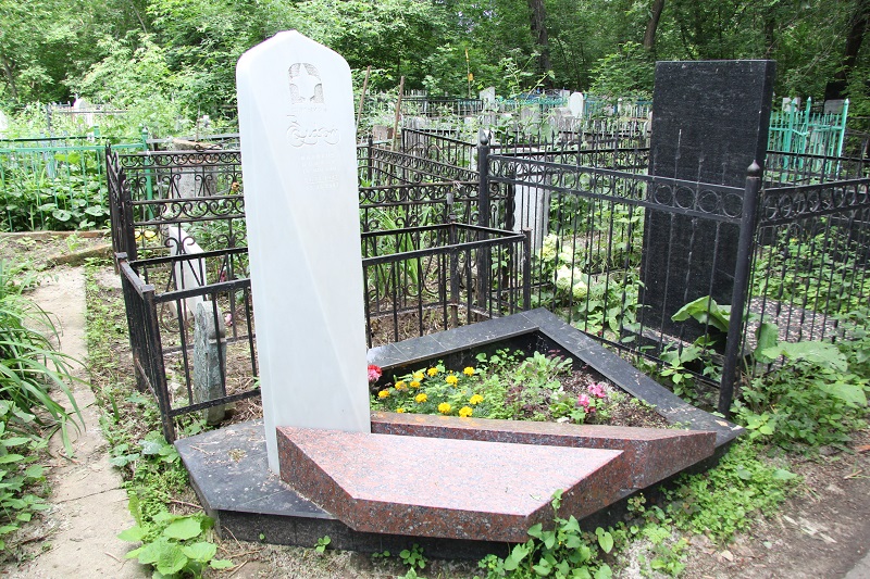 Яңа Татар бистәсендәге зиратта кайбер зыялыларыбызның кабер ташлары. Ленар Гобәйдуллин фотолары. 