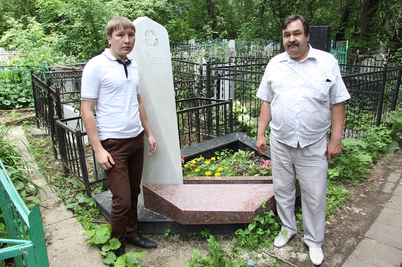 Яңа Татар бистәсендәге зиратта кайбер зыялыларыбызның кабер ташлары. Ленар Гобәйдуллин фотолары. 