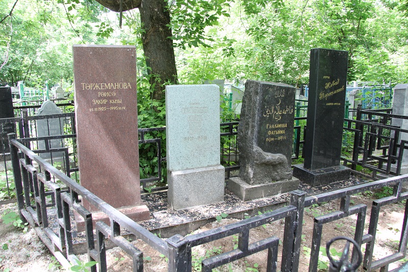 Яңа Татар бистәсендәге зиратта кайбер зыялыларыбызның кабер ташлары. Ленар Гобәйдуллин фотолары. 