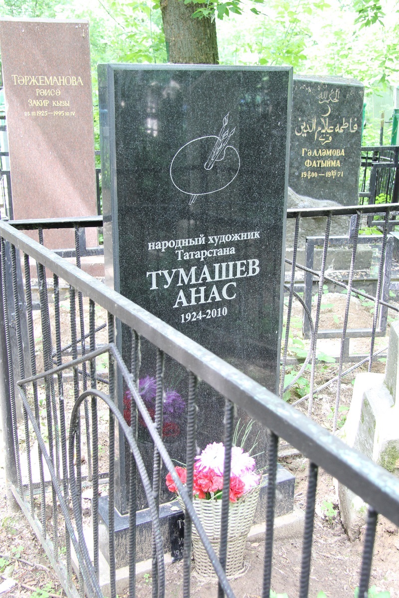 Яңа Татар бистәсендәге зиратта кайбер зыялыларыбызның кабер ташлары. Ленар Гобәйдуллин фотолары. 