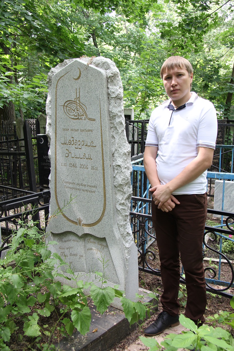 Яңа Татар бистәсендәге зиратта кайбер зыялыларыбызның кабер ташлары. Ленар Гобәйдуллин фотолары. 