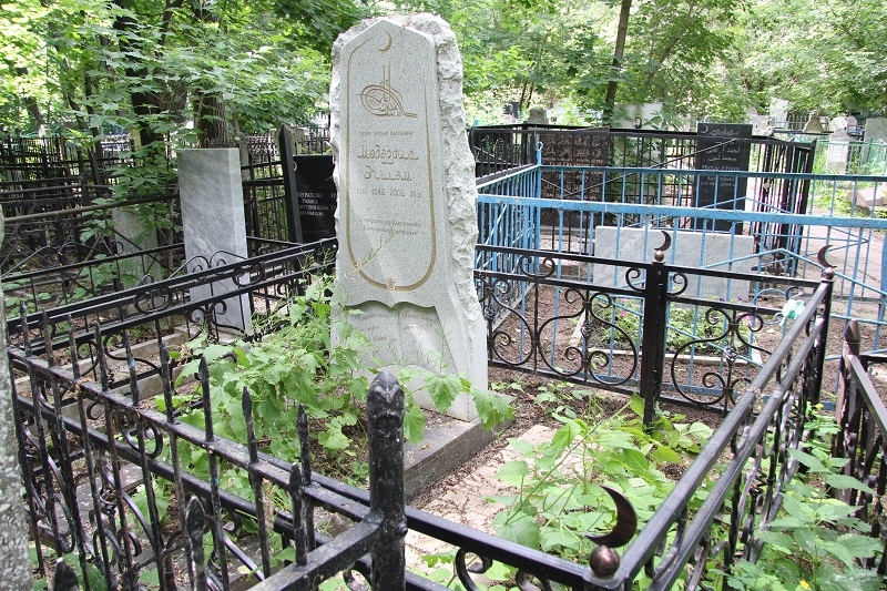 Яңа Татар бистәсендәге зиратта кайбер зыялыларыбызның кабер ташлары. Ленар Гобәйдуллин фотолары. 