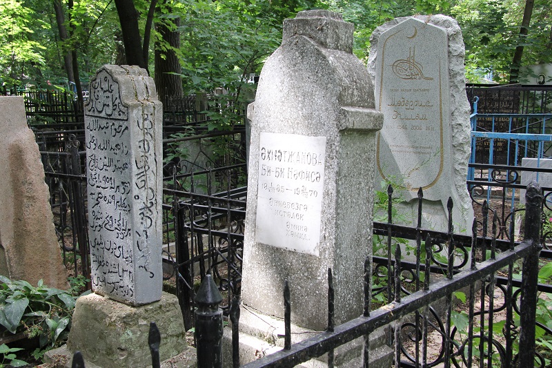 Яңа Татар бистәсендәге зиратта кайбер зыялыларыбызның кабер ташлары. Ленар Гобәйдуллин фотолары. 