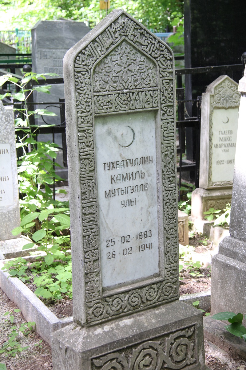 Яңа Татар бистәсендәге зиратта кайбер зыялыларыбызның кабер ташлары. Ленар Гобәйдуллин фотолары. 