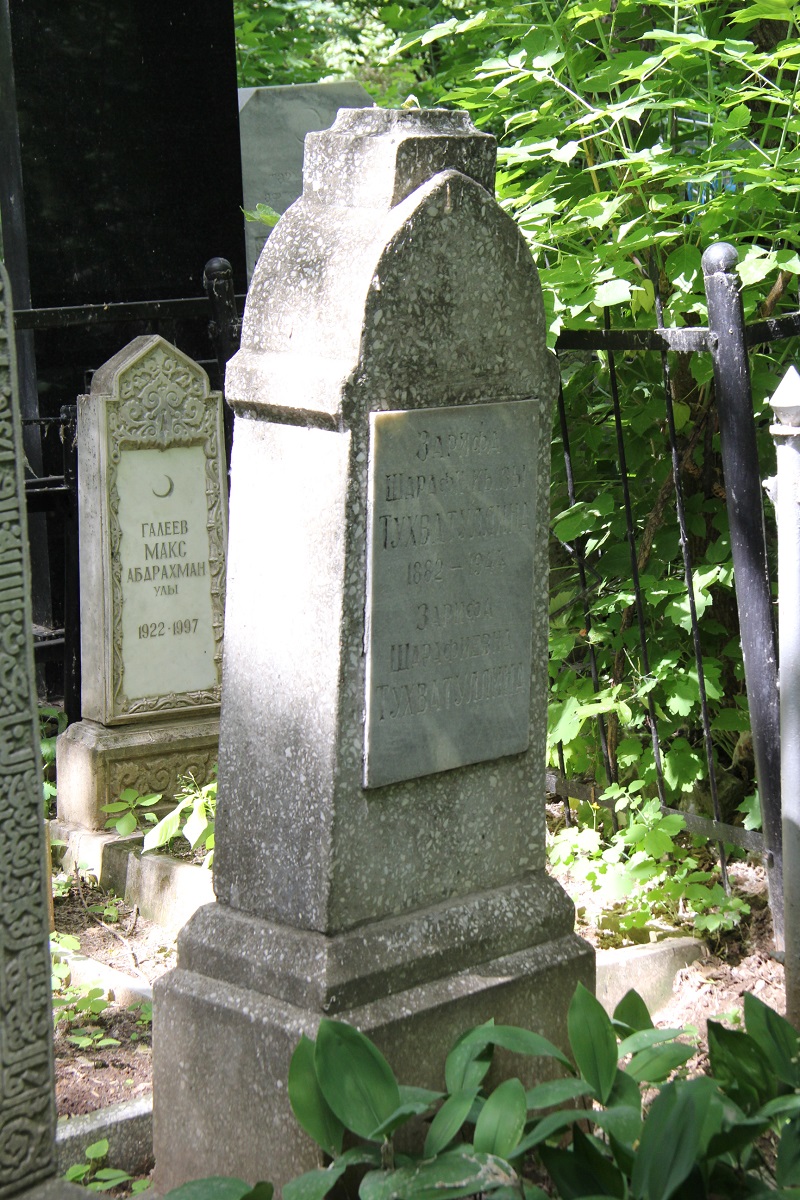 Яңа Татар бистәсендәге зиратта кайбер зыялыларыбызның кабер ташлары. Ленар Гобәйдуллин фотолары. 