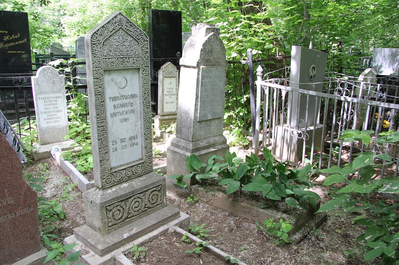 Яңа Татар бистәсендәге зиратта кайбер зыялыларыбызның кабер ташлары. Ленар Гобәйдуллин фотолары. 