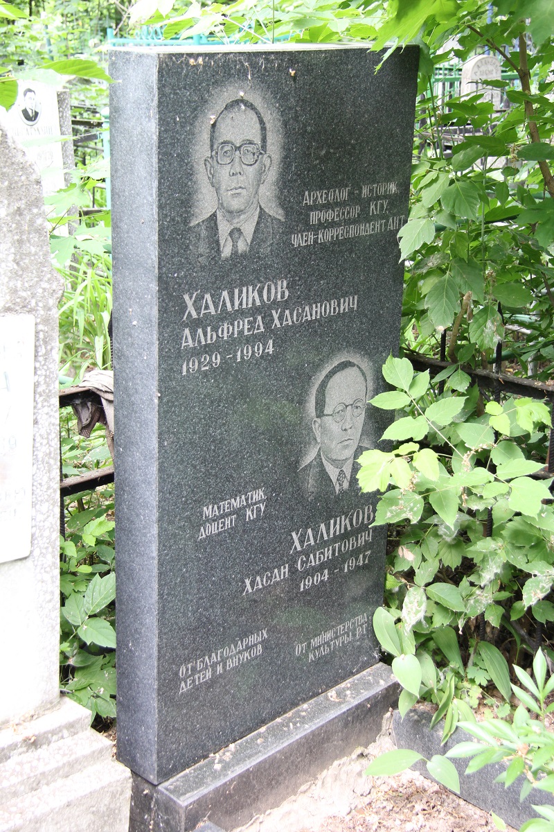 Яңа Татар бистәсендәге зиратта кайбер зыялыларыбызның кабер ташлары. Ленар Гобәйдуллин фотолары. 