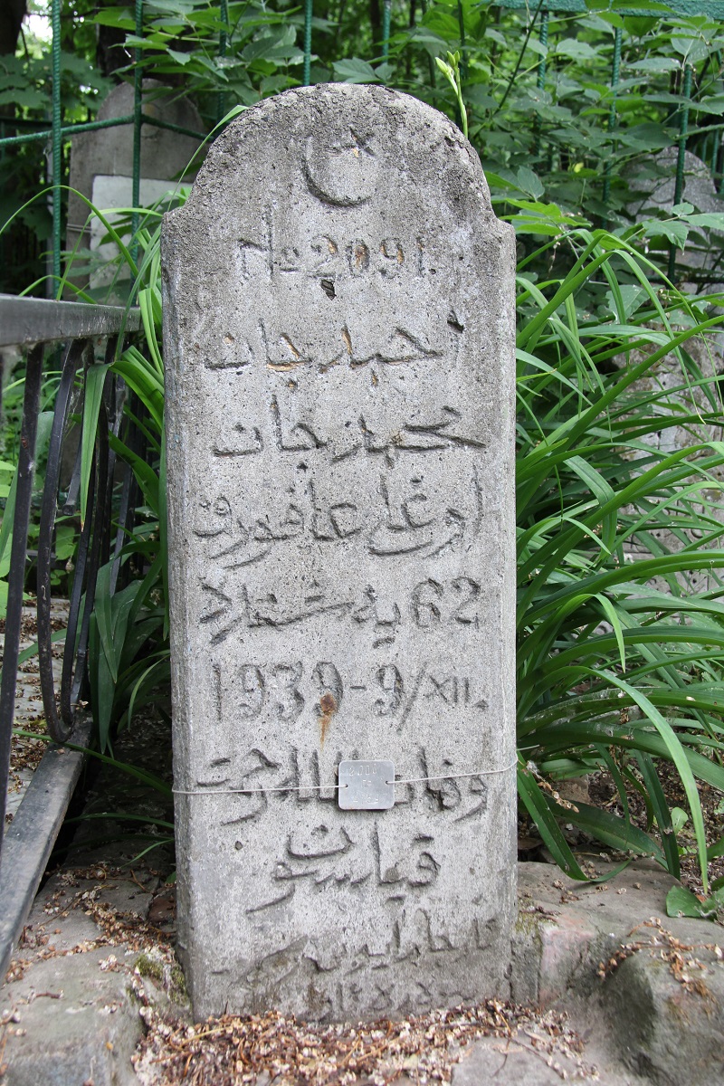 Яңа Татар бистәсендәге зиратта кайбер зыялыларыбызның кабер ташлары. Ленар Гобәйдуллин фотолары. 