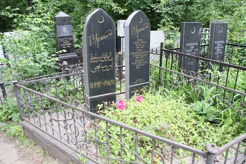 Яңа Татар бистәсендәге зиратта кайбер зыялыларыбызның кабер ташлары. Ленар Гобәйдуллин фотолары. 