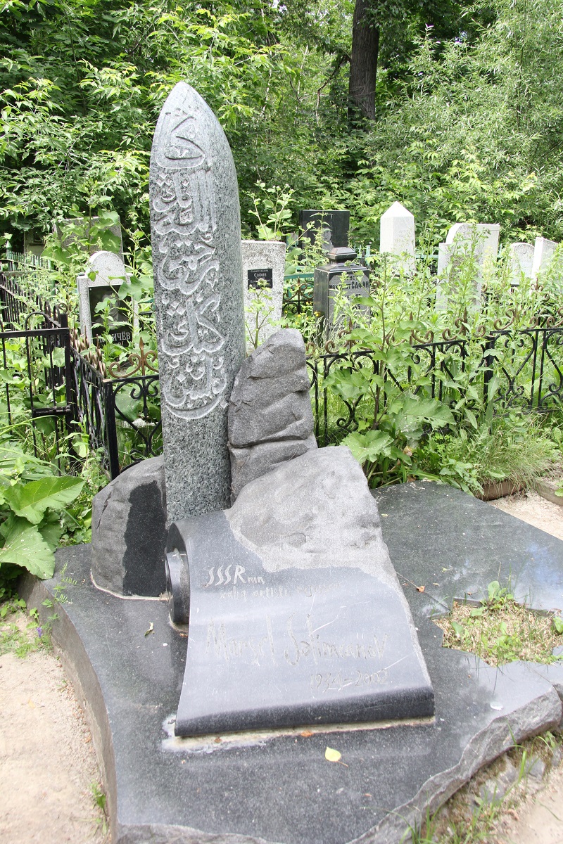 Яңа Татар бистәсендәге зиратта кайбер зыялыларыбызның кабер ташлары. Ленар Гобәйдуллин фотолары. 