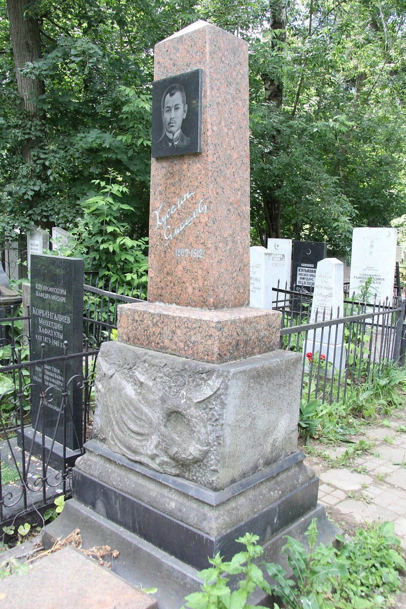 Яңа Татар бистәсендәге зиратта кайбер зыялыларыбызның кабер ташлары. Ленар Гобәйдуллин фотолары. 