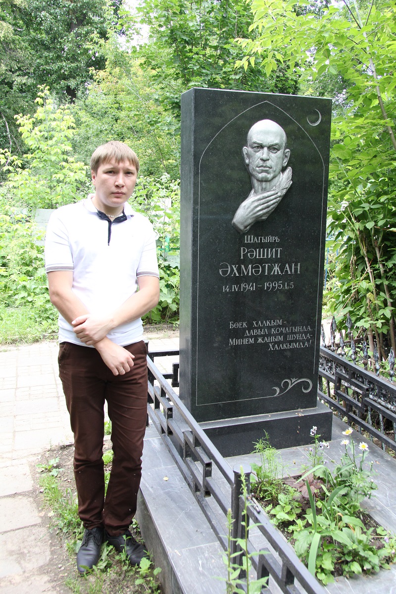 Яңа Татар бистәсендәге зиратта кайбер зыялыларыбызның кабер ташлары. Ленар Гобәйдуллин фотолары. 