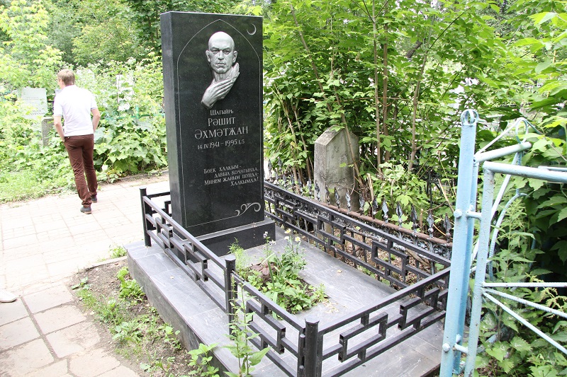 Яңа Татар бистәсендәге зиратта кайбер зыялыларыбызның кабер ташлары. Ленар Гобәйдуллин фотолары. 