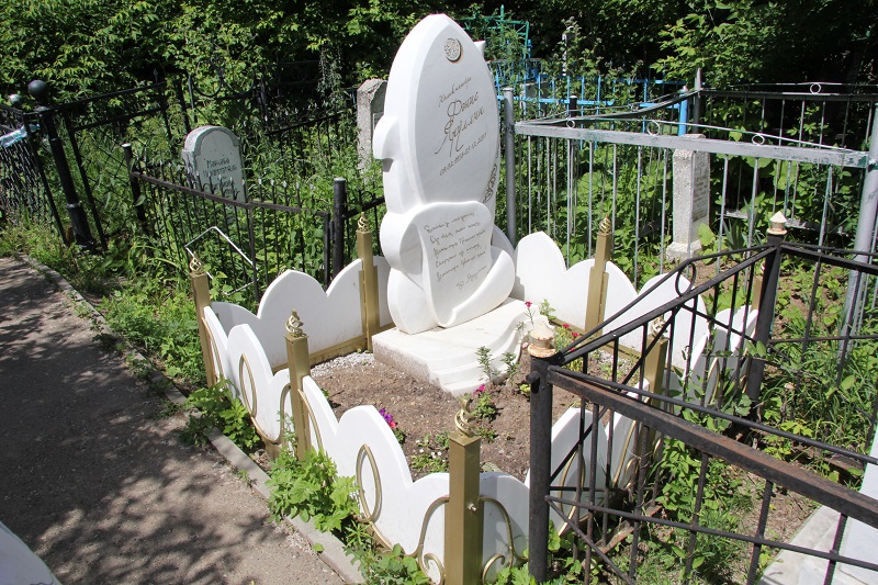 Яңа Татар бистәсендәге зиратта кайбер зыялыларыбызның кабер ташлары. Ленар Гобәйдуллин фотолары. 