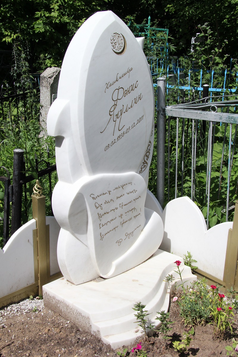 Яңа Татар бистәсендәге зиратта кайбер зыялыларыбызның кабер ташлары. Ленар Гобәйдуллин фотолары. 