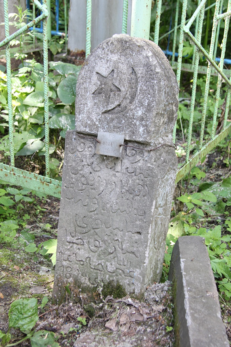 Яңа Татар бистәсендәге зиратта кайбер зыялыларыбызның кабер ташлары. Ленар Гобәйдуллин фотолары. 