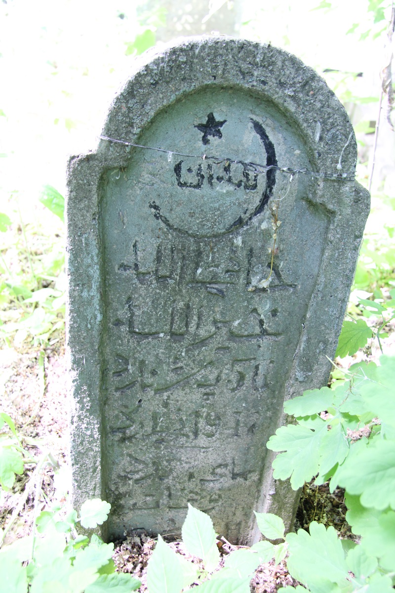 Яңа Татар бистәсендәге зиратта кайбер зыялыларыбызның кабер ташлары. Ленар Гобәйдуллин фотолары. 