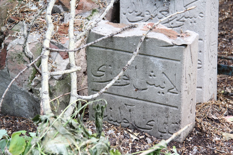 Яңа Татар бистәсендәге зиратта кайбер зыялыларыбызның кабер ташлары. Ленар Гобәйдуллин фотолары. 