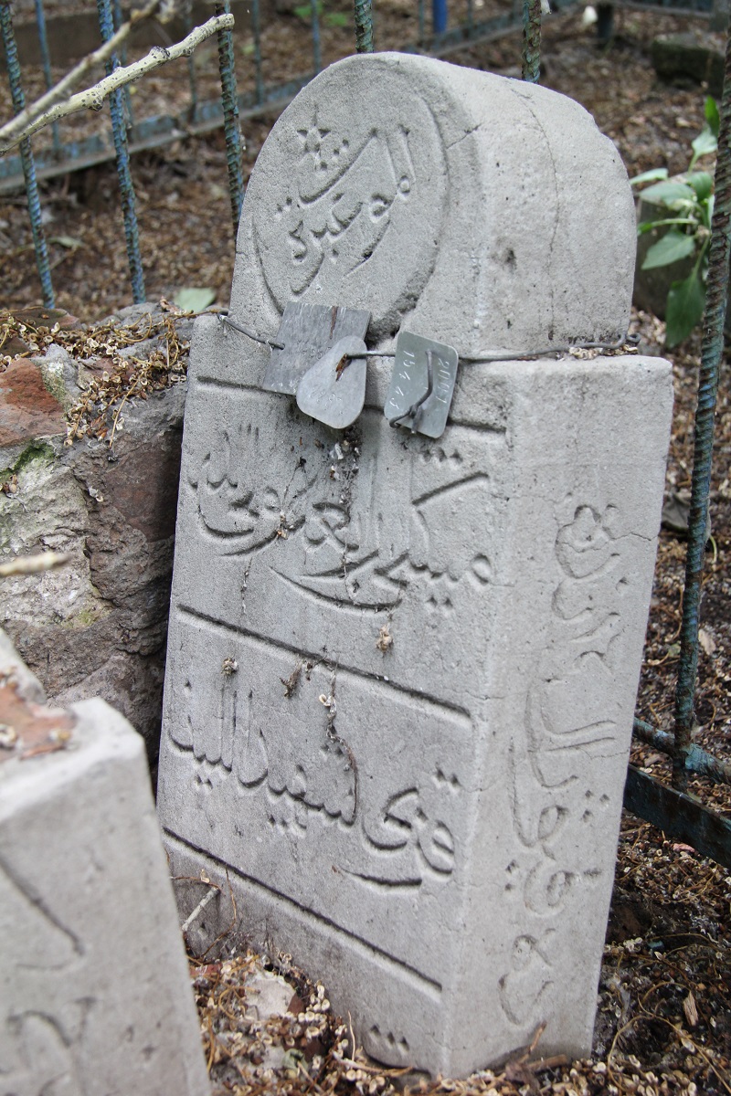 Яңа Татар бистәсендәге зиратта кайбер зыялыларыбызның кабер ташлары. Ленар Гобәйдуллин фотолары. 