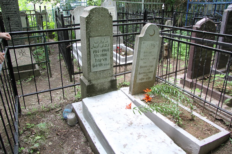 Яңа Татар бистәсендәге зиратта кайбер зыялыларыбызның кабер ташлары. Ленар Гобәйдуллин фотолары. 