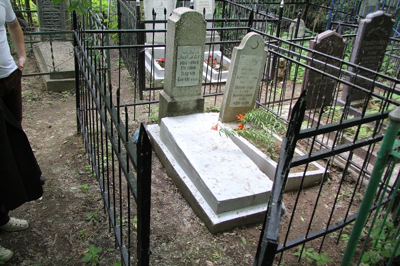 Яңа Татар бистәсендәге зиратта кайбер зыялыларыбызның кабер ташлары. Ленар Гобәйдуллин фотолары. 