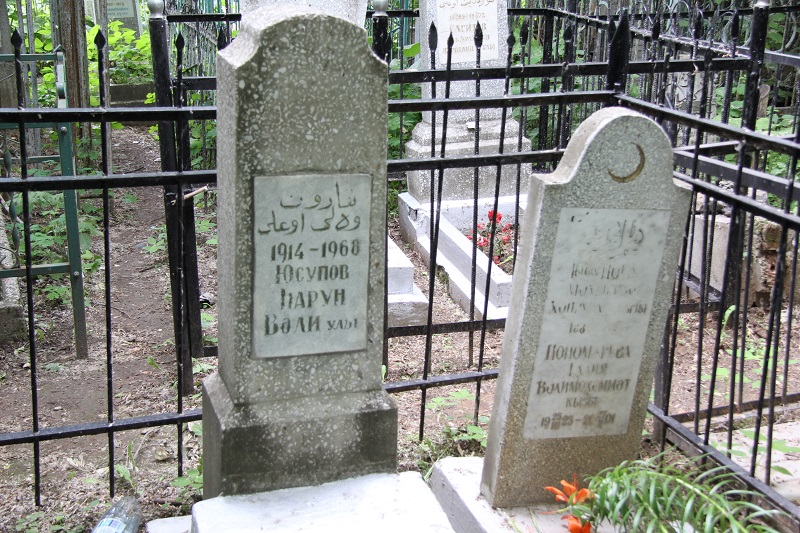 Яңа Татар бистәсендәге зиратта кайбер зыялыларыбызның кабер ташлары. Ленар Гобәйдуллин фотолары. 