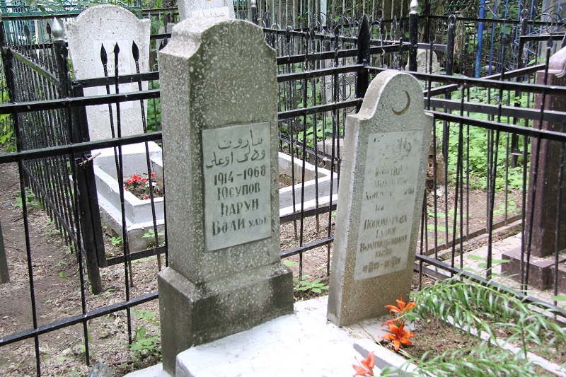 Яңа Татар бистәсендәге зиратта кайбер зыялыларыбызның кабер ташлары. Ленар Гобәйдуллин фотолары. 