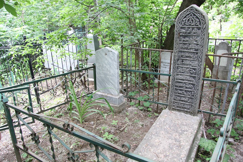 Яңа Татар бистәсендәге зиратта кайбер зыялыларыбызның кабер ташлары. Ленар Гобәйдуллин фотолары. 