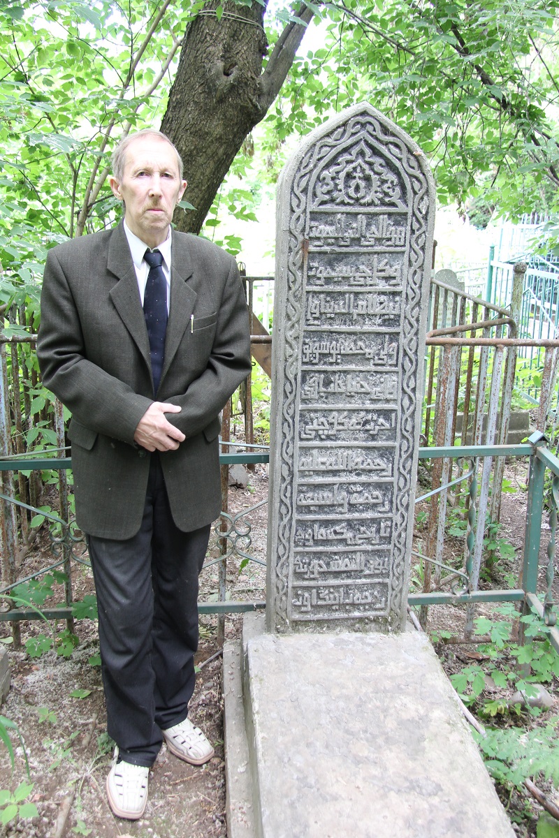 Яңа Татар бистәсендәге зиратта кайбер зыялыларыбызның кабер ташлары. Ленар Гобәйдуллин фотолары. 