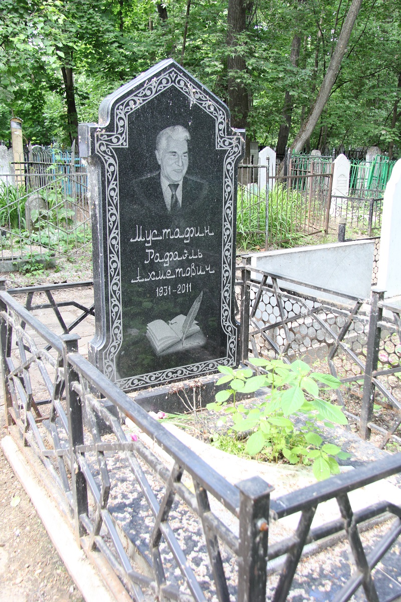 Яңа Татар бистәсендәге зиратта кайбер зыялыларыбызның кабер ташлары. Ленар Гобәйдуллин фотолары. 