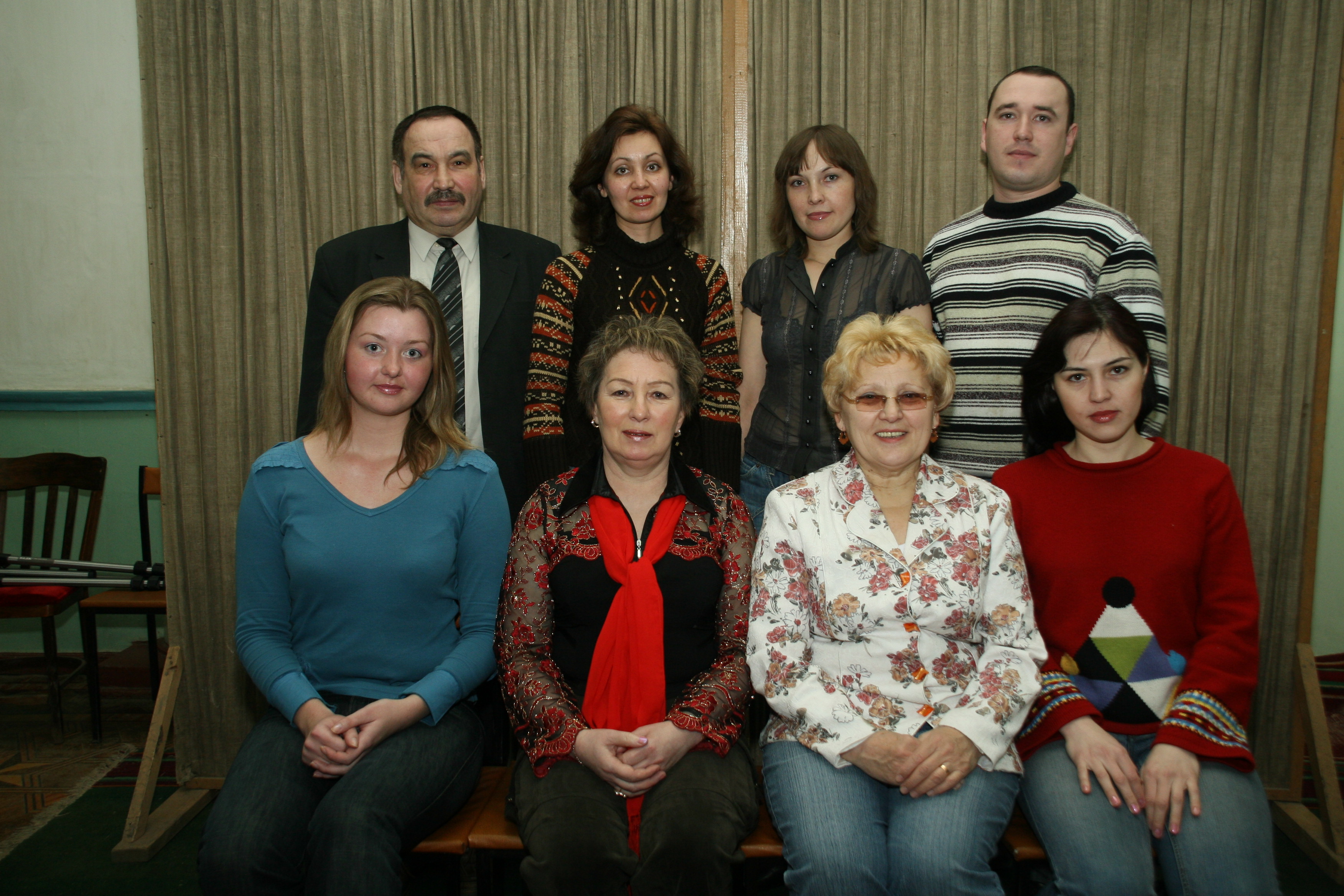 Татарстан радиосының әдәби-нәфис тапшырулар редакциясе. Беренче рәттә (сулдан): Екатерина Пермякова, Дания Гайнетдинова, Әлфия Гыйлаҗи, Гөлназ Гыйльми; икенче рәттә: Рөстәм Акъегет, Гөлнара Сәлмәнова, Гөлназ Садыйкова, Рамил Һидиятулла. 2006 ел. /Фотолар – Татарстан радиосы архивыннан.