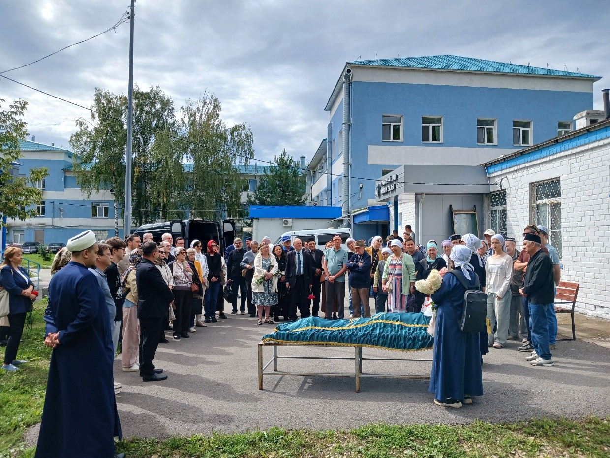 Җеназа вакытында. / Р.Минһаҗ фотосы.