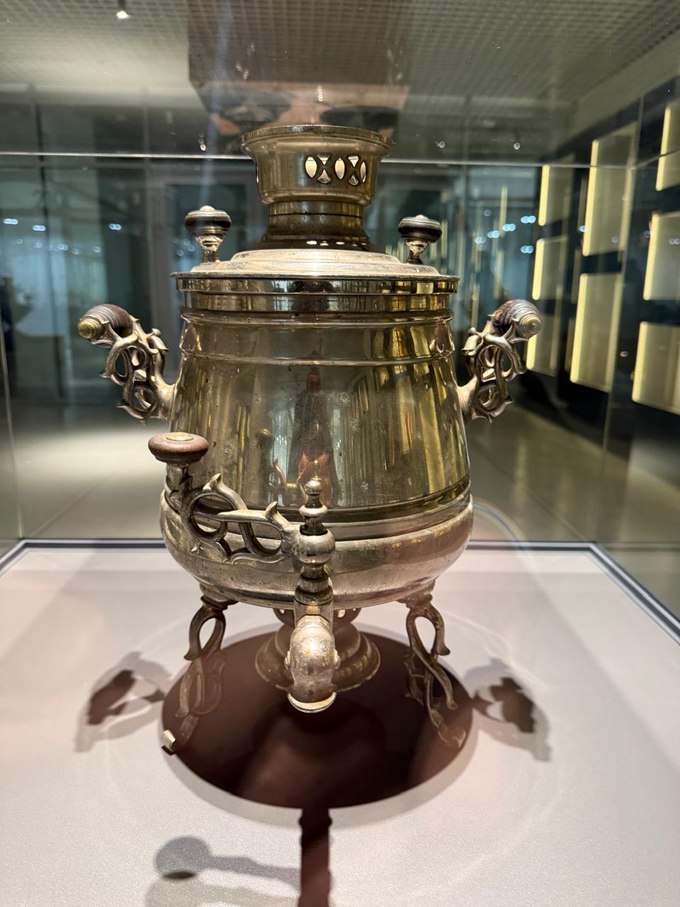 Коллекция энҗеләреннән берсе: 1880 еллар – XX гасыр башында Тулада фабрикант Баташев Н.И. тарафыннан җитештерелгән банка-үрмәкүч формасындагы 6 литрлы самавыр.