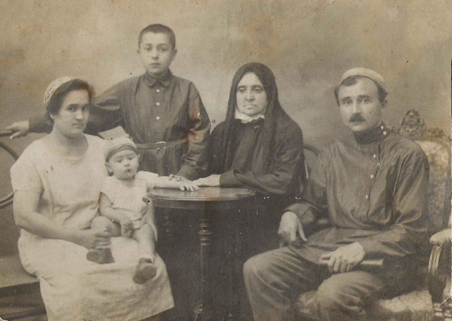 Уңнан сулга: С.Камал, аның әнисе Бибимаһруй, хатыны Зәйнәп Вәли кызы Камалова бала белән.