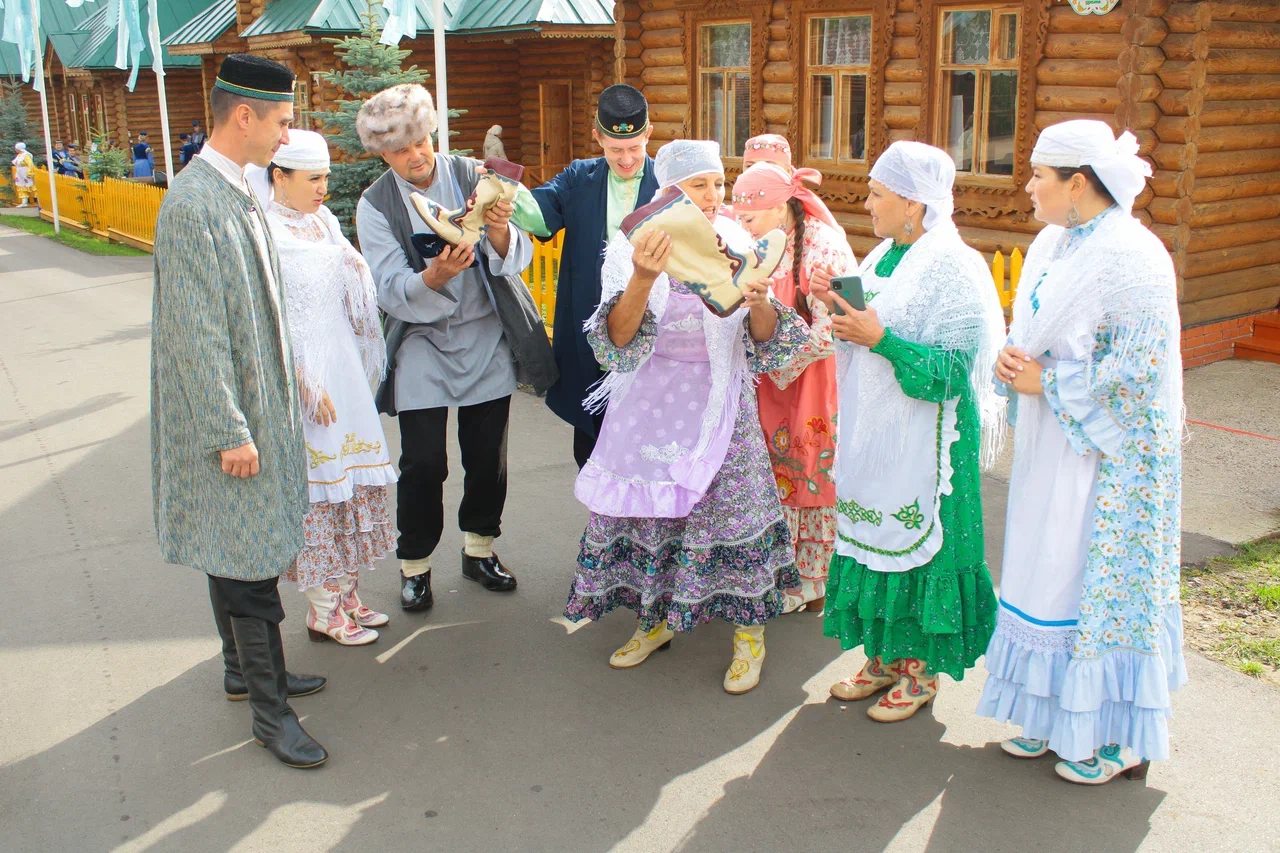 Егет-кызлар читек карый.