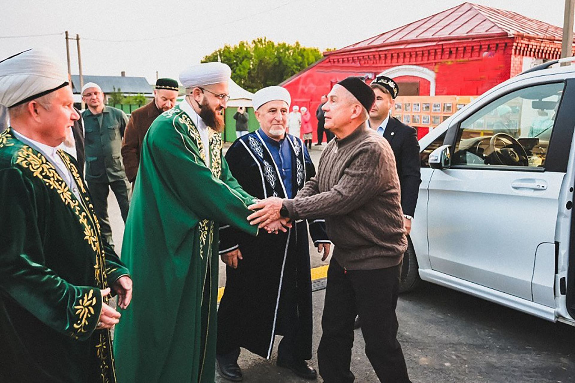 Ишмән нәселе, Мәчкәрә мәчете, мәдрәсә һәм борынгы ташлар