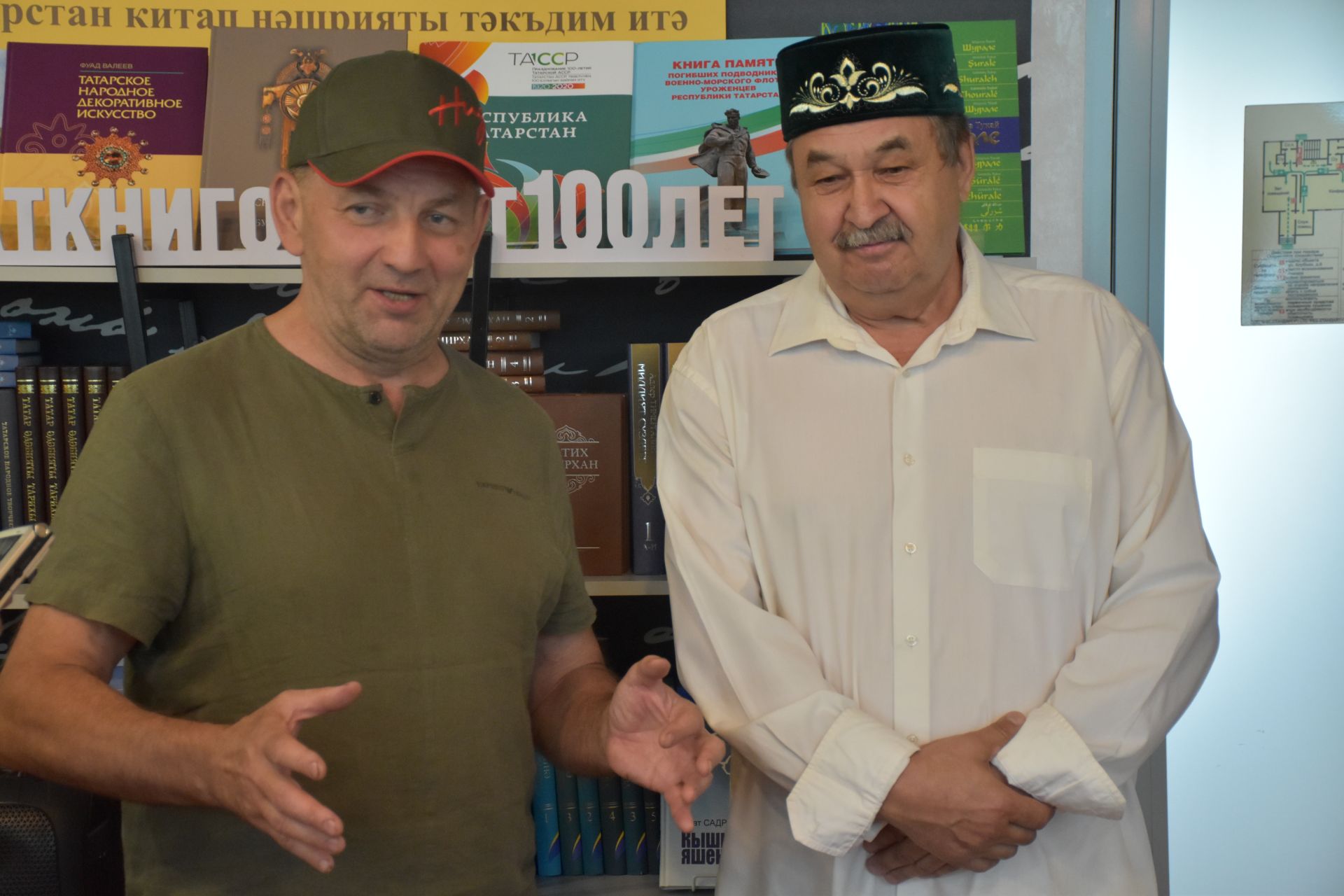 «Әдәби кафе»да Ләбиб Леронның «Ир хакы» китабын тәкъдим итүдән фоторепортаж