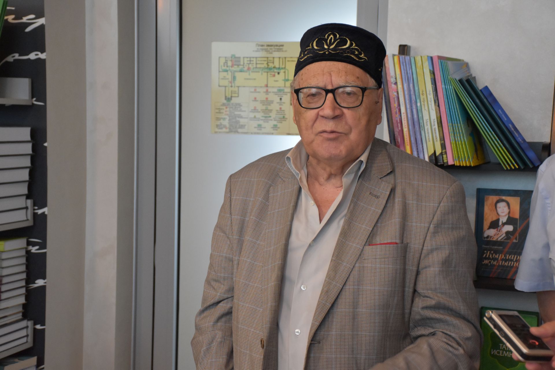 «Әдәби кафе»да Ләбиб Леронның «Ир хакы» китабын тәкъдим итүдән фоторепортаж