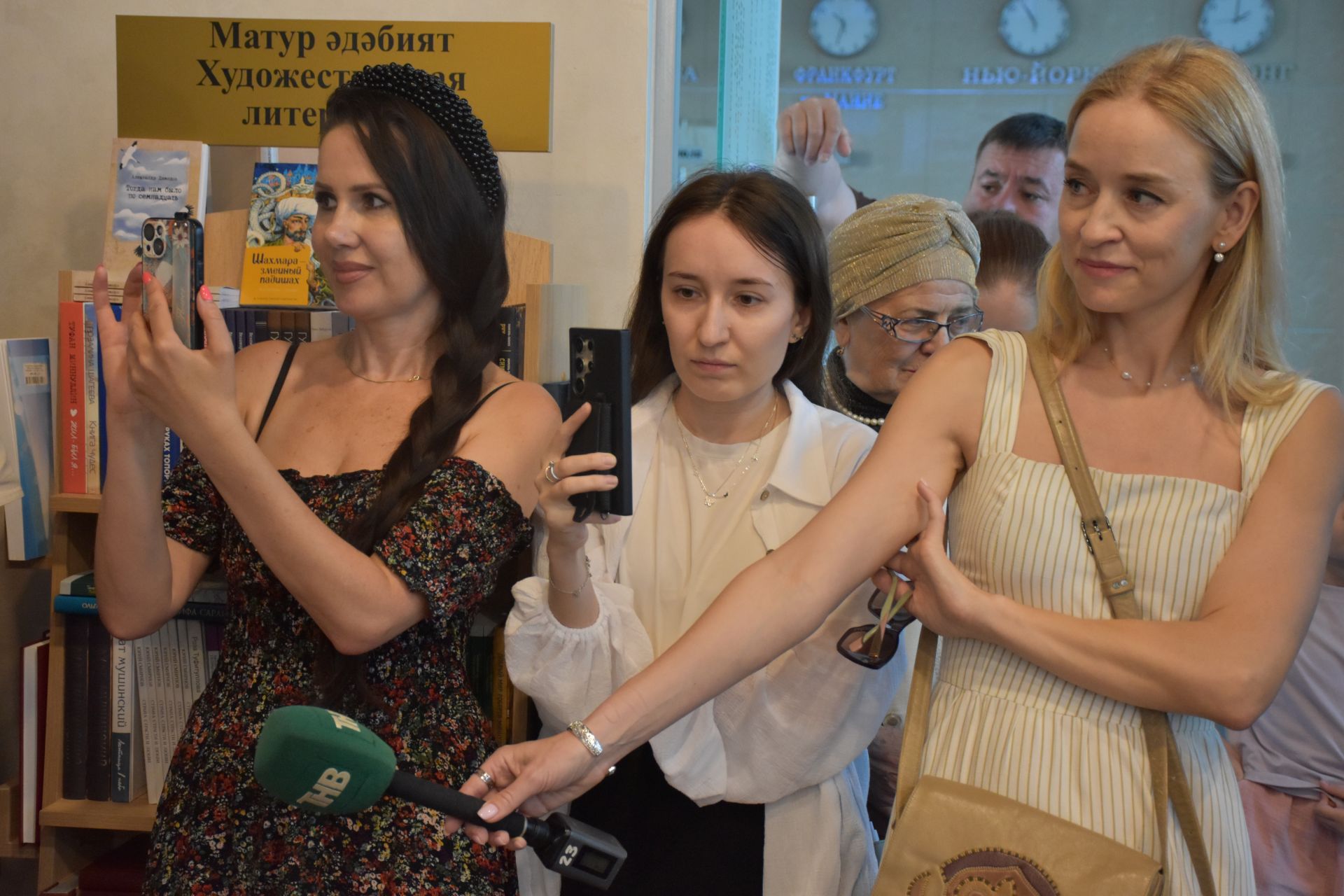 «Әдәби кафе»да Ләбиб Леронның «Ир хакы» китабын тәкъдим итүдән фоторепортаж