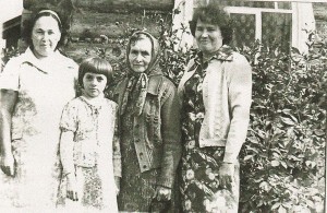 Рокыя Хәбибуллина (уңнан икенче) кызы КДУ профессоры Роза Хәбибуллина белән (уңнан икенче)