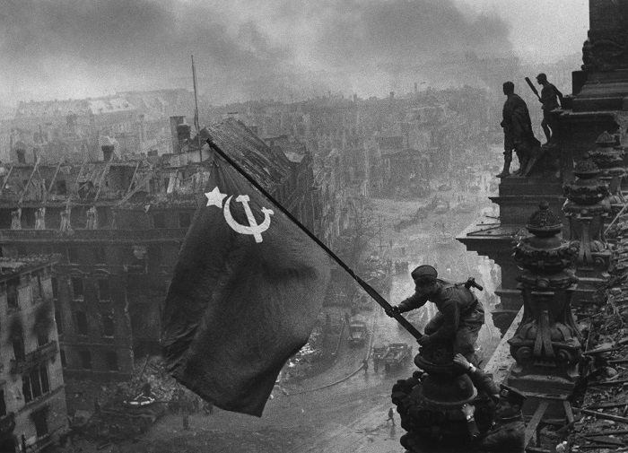 Рейхстаг түбәсендә кызыл әләм җилферди. 1945 ел