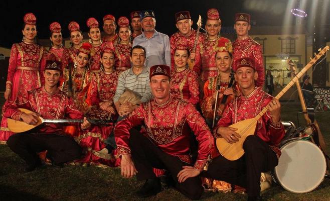 Татарстан фольклор музыкасы ансамбле чит илләрдән кайткан арада мәктәпләрдә чыгыш ясый
